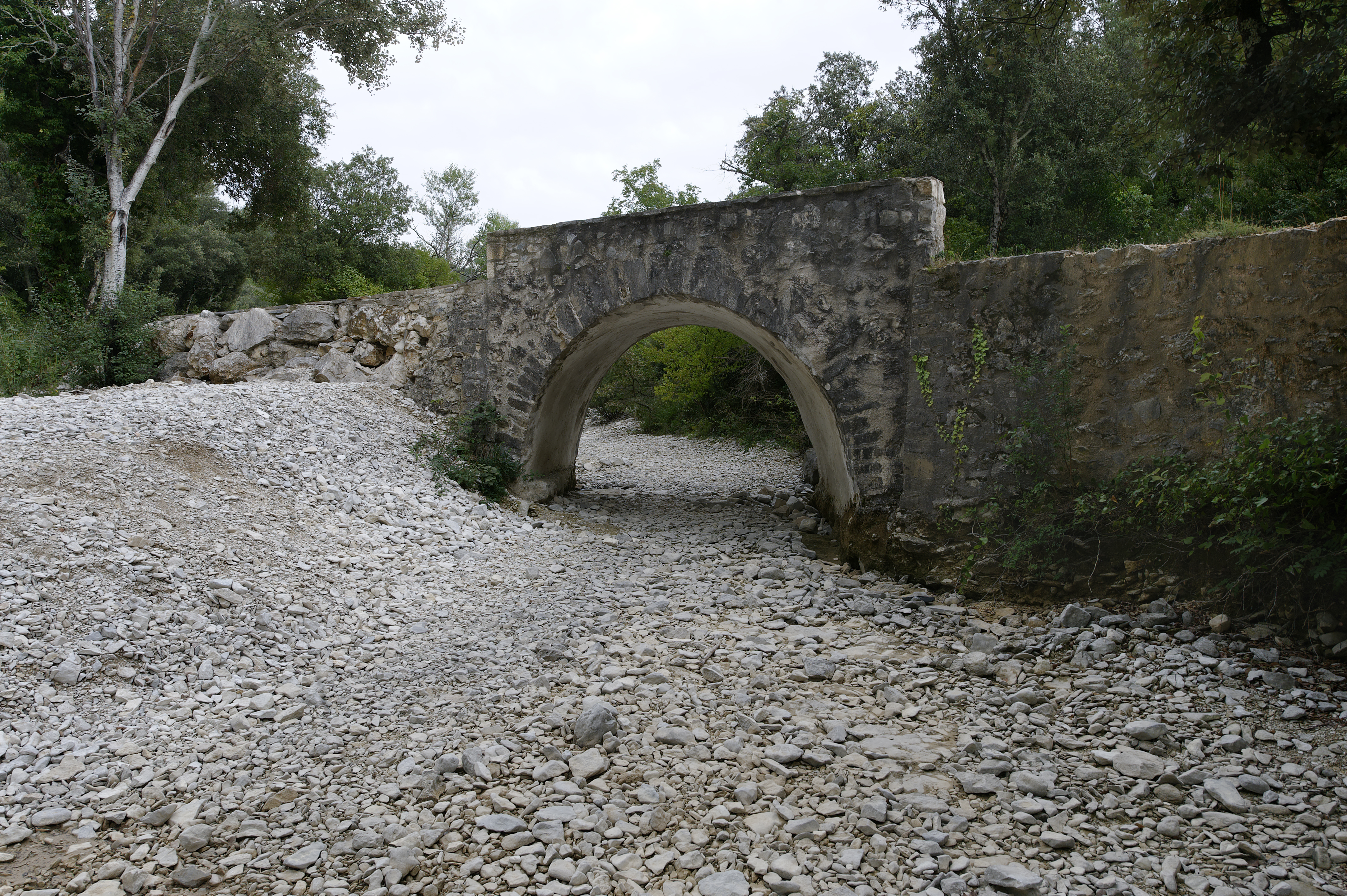 Photo d’un cours d’eau à sec.