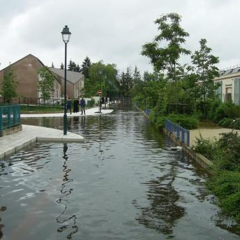 Photo d’un quartier récent de Romorantin-Lanthenay, lors de la crue de 2016. On y voit que sa construction a intégré le risque d’inondation. Les trottoirs sont suffisamment hauts pour que l’eau n’envahisse pas les bâtiments.
