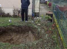Gros trou dans la pelouse d'une maison